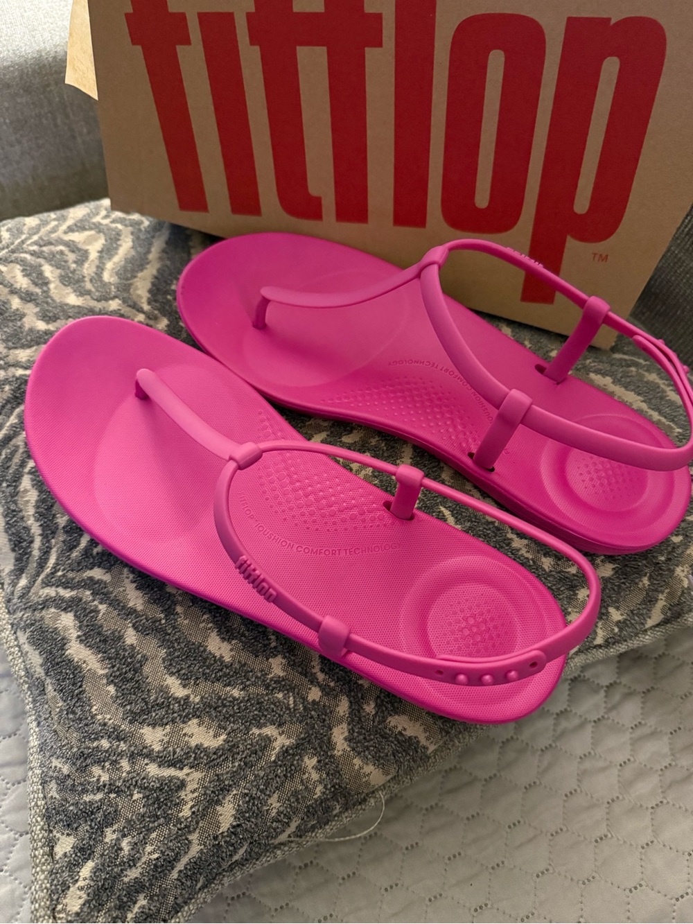 fitflop Women’s hot pink sandals brand new